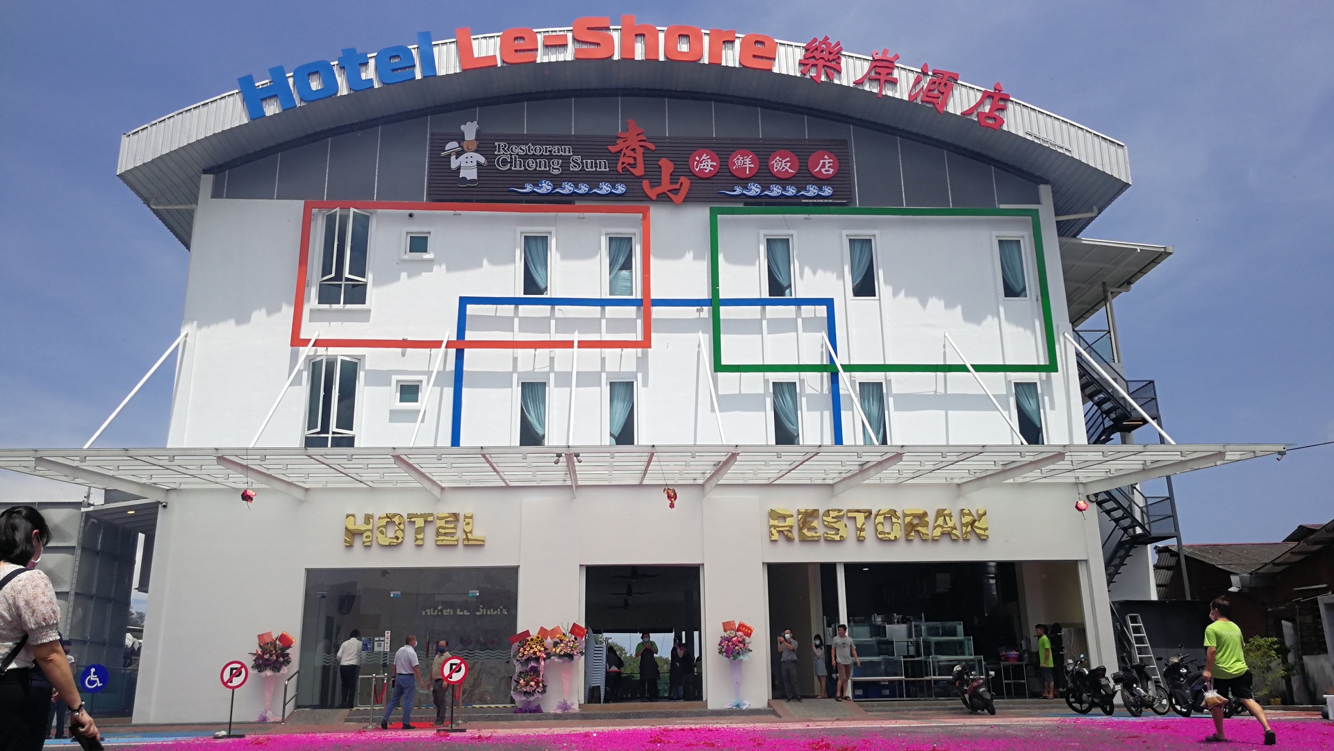Le-Shore Hotel